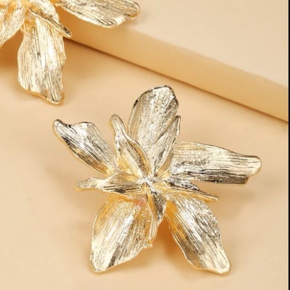 Bold Flower Petal Earrings - Picture 3 of 7